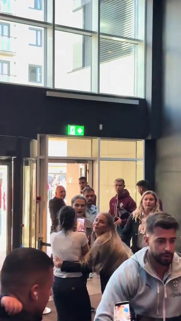 暖心!C罗看到粉丝群中一位小男孩后选择驻足并满足了他的心愿