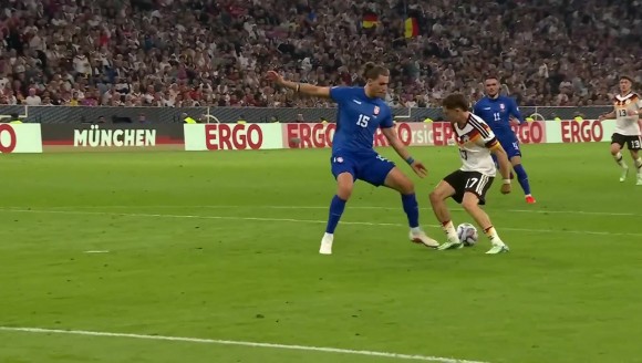 丝滑!维尔茨禁区内连停带过推射破门!德国2-0再下一城!