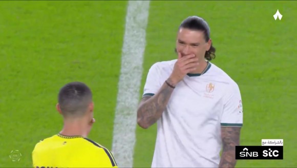 C罗和努涅斯场边捂嘴热聊笑不停，难道是在现场交流射门心得？⚽